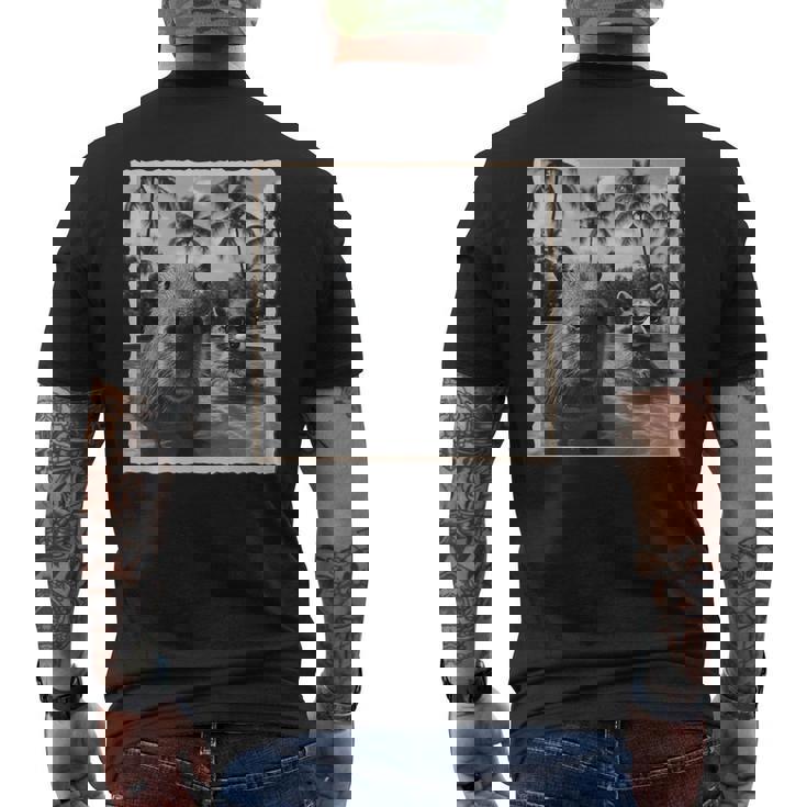 アライグマとカピバラ自撮り メンズTシャツ バックプリント