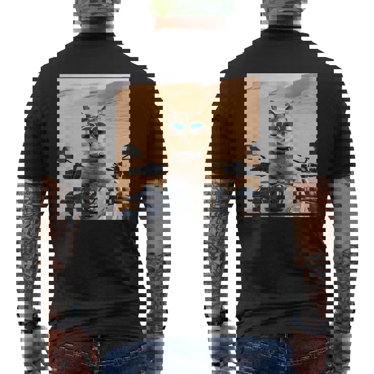 アラビア砂漠でサングラスをかけた猫、ドバイにマッチ。 メンズTシャツ バックプリント