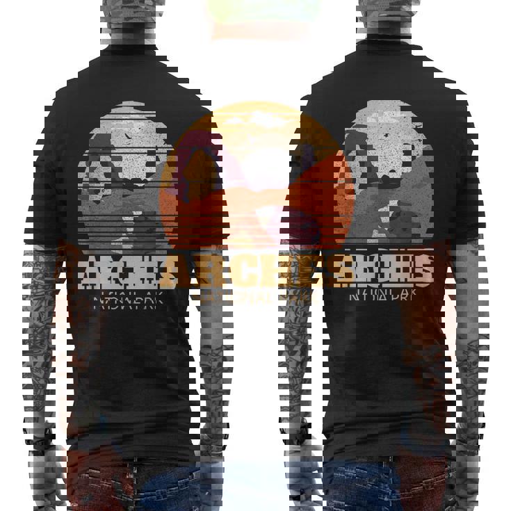 アーチーズ国立公園ユタ国立公園アーチーズ メンズTシャツ バックプリント