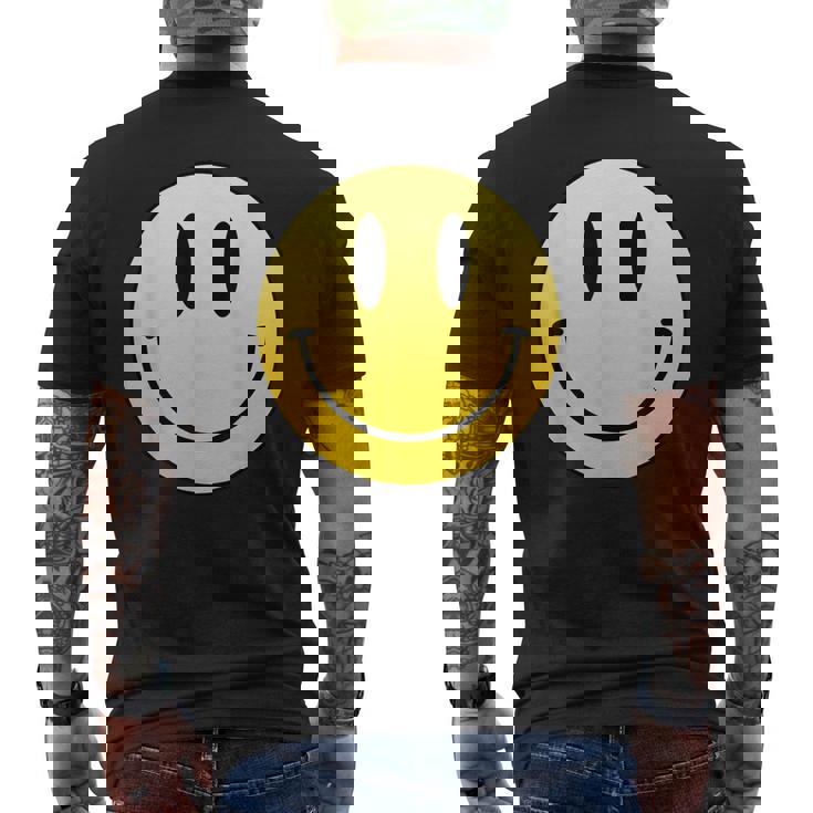 イエロー スマイル ハッピー ピース スマイル フェイス かわいい ユーモア すごい メンズTシャツ バックプリント