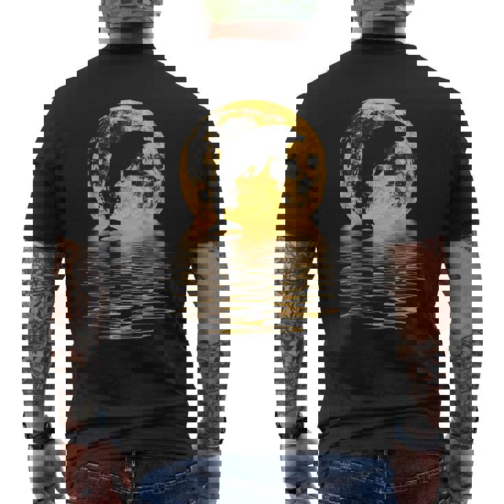 イルカ 海 夕日 月 反射 自然 恋人 ギフト メンズTシャツ バックプリント