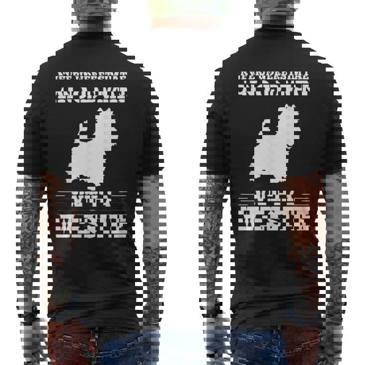 ウェスティ・ドッグを飼っている老人を決して過小評価しないでください メンズTシャツ バックプリント