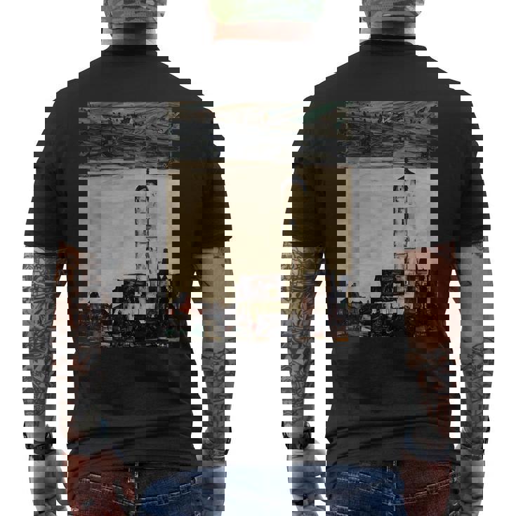 エゴン・シーレ作「ドナウ川のシュタインの教会」1913 メンズTシャツ バックプリント