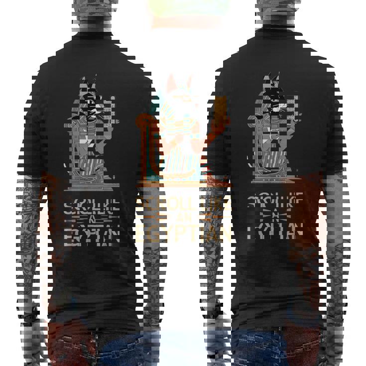 エジプトの猫のようなスクロールデザイン。 メンズTシャツ バックプリント