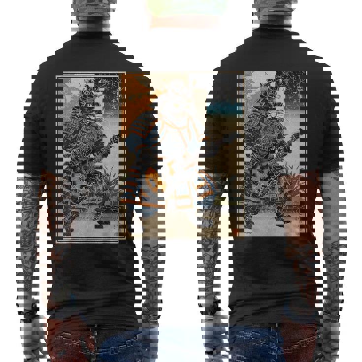エレキギターを弾く日本の侍猫 浮世墨アート メンズTシャツ バックプリント