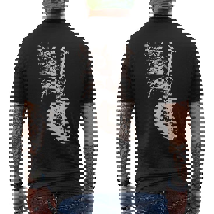 エレキギターを弾く猫 面白い猫ロッカー ロックショーで メンズTシャツ バックプリント