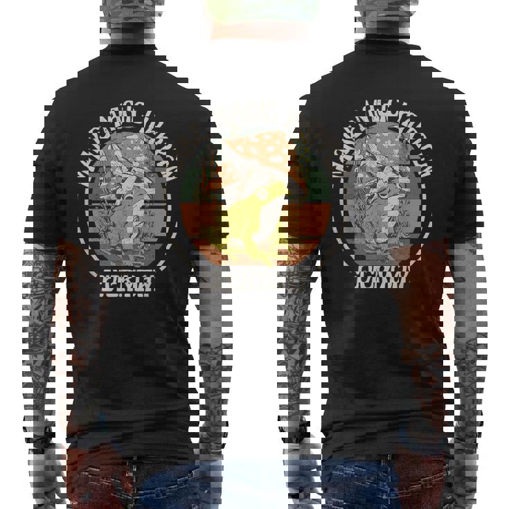 カエルとキノコ 毎日魔法を起こしましょう。 メンズTシャツ バックプリント