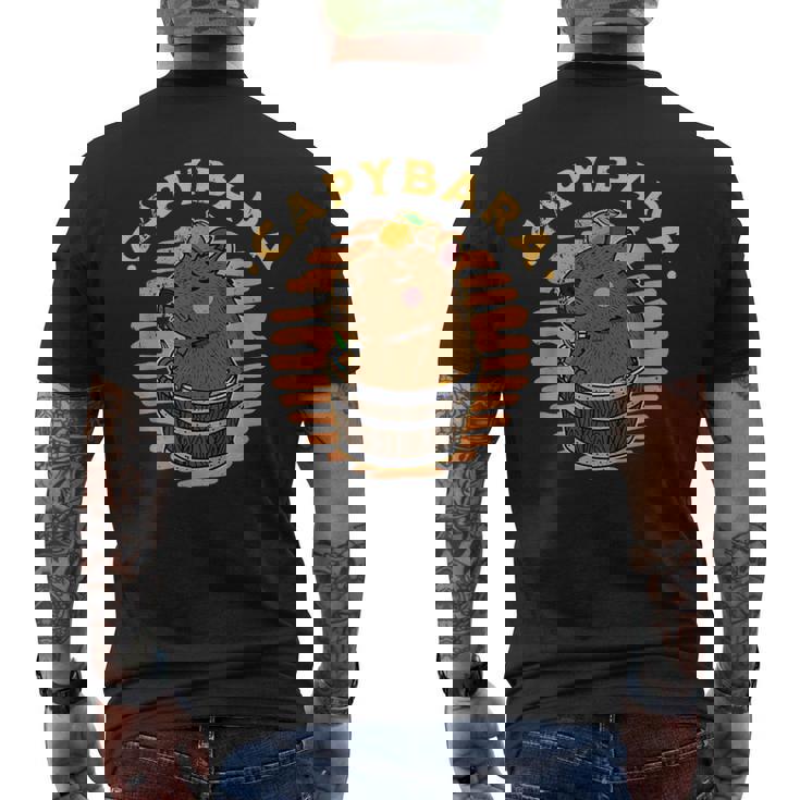 カピバラ 飼育員 動物 げっ歯類 自然 リラックス スパ メンズTシャツ バックプリント