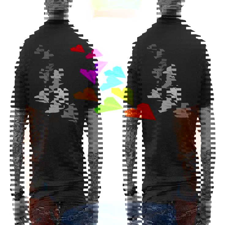 カラフルな紙飛行機デザイン 飛行機愛好家向け メンズTシャツ バックプリント