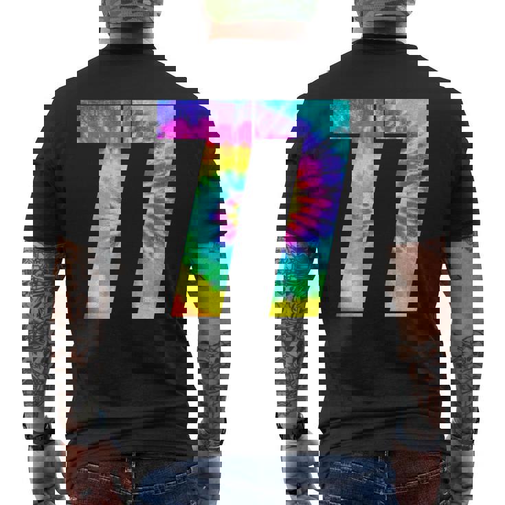 カラフルな絞り染め 77歳の誕生日または77番のチームイベント メンズTシャツ バックプリント