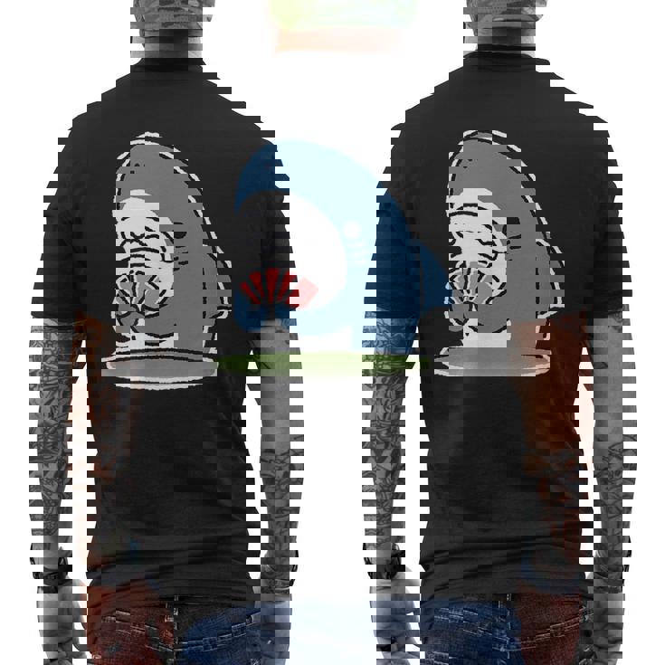 カード遊びをするサメ メンズTシャツ バックプリント