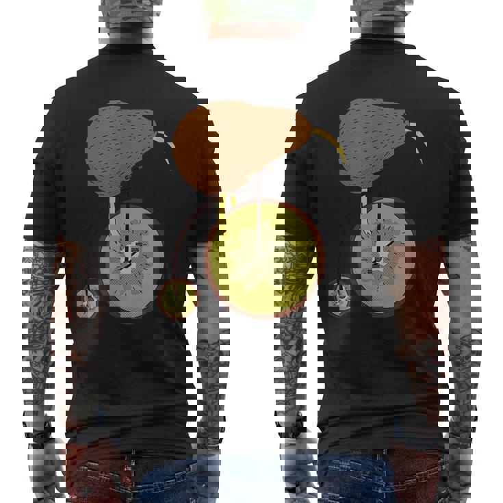 キウイフルーツバイクのキウイ鳥 メンズTシャツ バックプリント