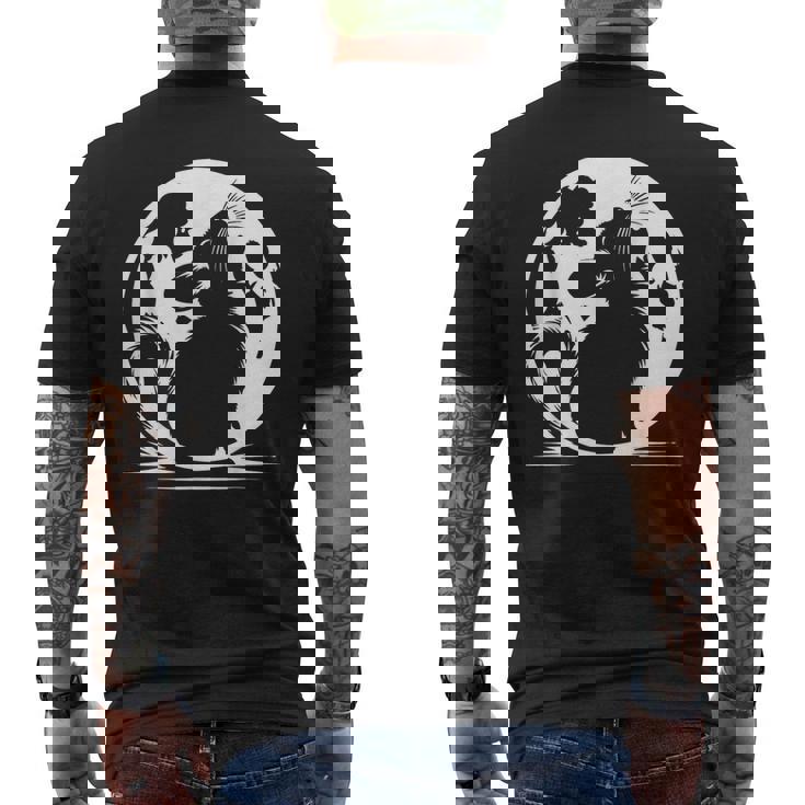 キュートで面白いチンチラが月に吠える メンズTシャツ バックプリント