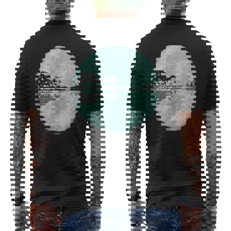 ギター 湖 反射 月 ギター ミュージシャン メンズTシャツ バックプリント