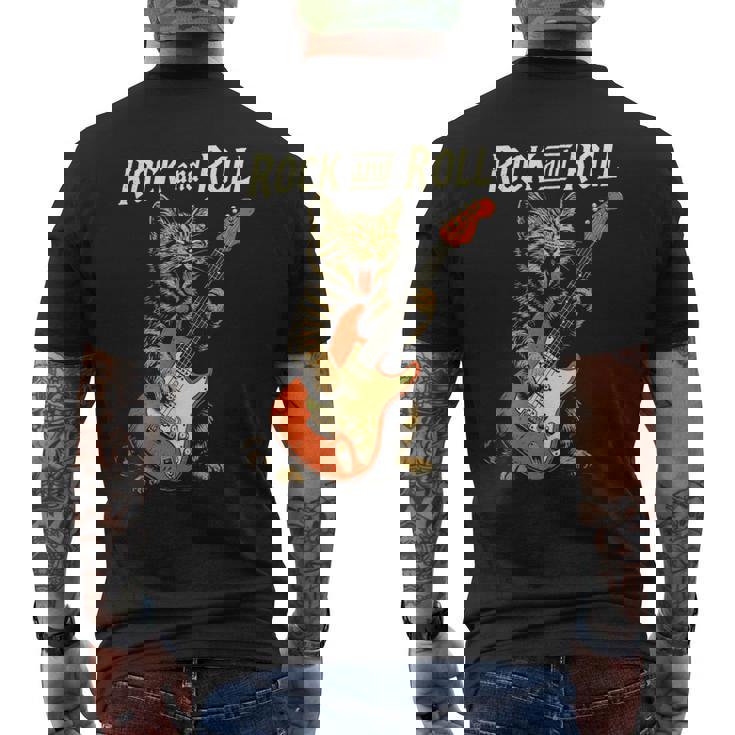 ギターを弾くロックな猫 音楽好き猫好き向けデザイン メンズTシャツ バックプリント