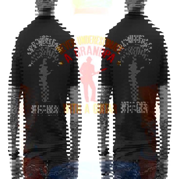 ギターを持ったおじいちゃんを決して過小評価しないでください メンズTシャツ バックプリント