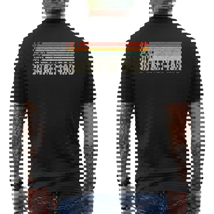 ギター・イン・ハンド・ミュージシャン・ギタリストとの人生はより良い。 メンズTシャツ バックプリント