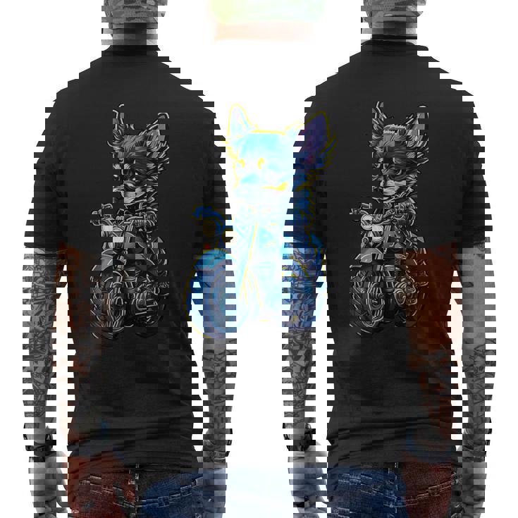 クリスマスにバイクを運転するかわいいチワワ。 メンズTシャツ バックプリント