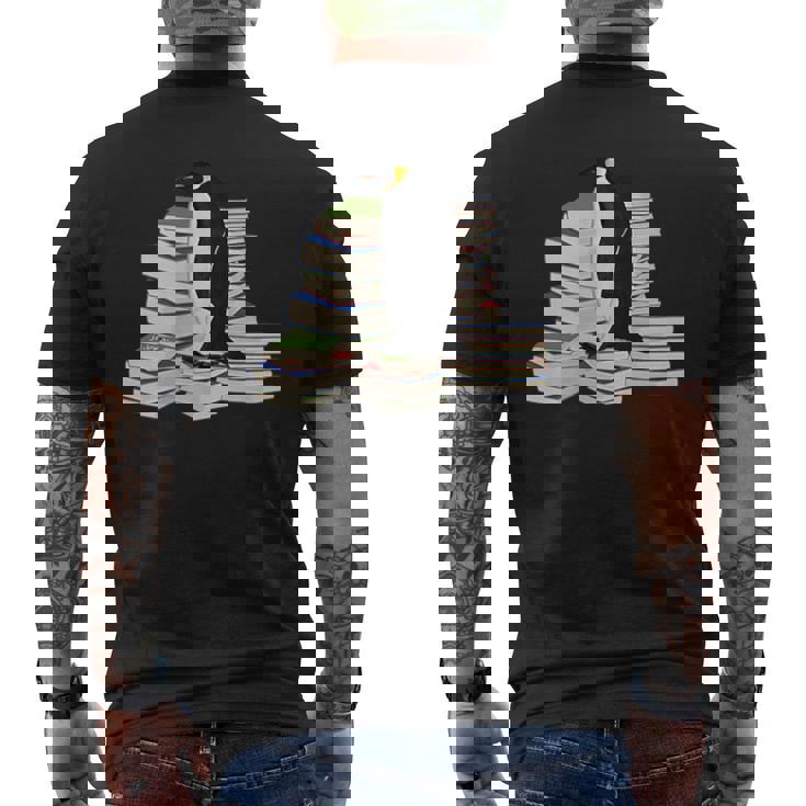 コウテイペンギン 鳥 本 読む 動物 図 バードウォッチング 贈り物 鳥類学者 生物学者 自然科学 メンズTシャツ バックプリント