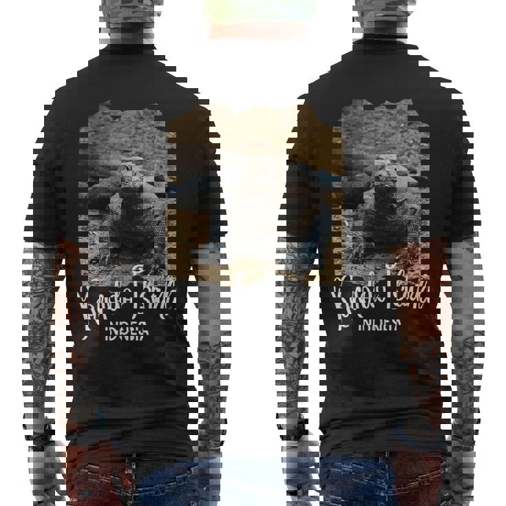 コモド島 インドネシア レトロポスターコモドドラゴン メンズTシャツ バックプリント