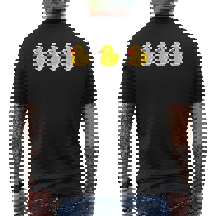 ゴムアヒル（3 スリー）黄色いアヒル お風呂のおもちゃ ラバーダック【ポップ イラスト】ゆるかわいい キャラクター メンズTシャツ バックプリント