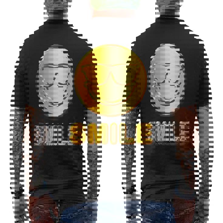 ゴールデン スマイル（フェイク ゴールド風）スマイリー フェイス ニコニコ 笑顔 サングラス 面白い 色 メンズTシャツ バックプリント