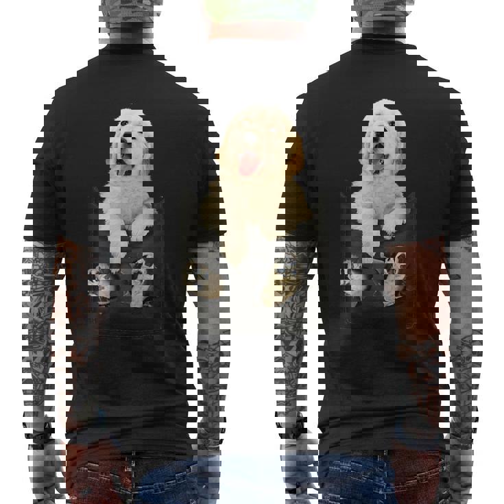 ゴールデンレトリバー ポケットに入った子犬 メンズTシャツ バックプリント