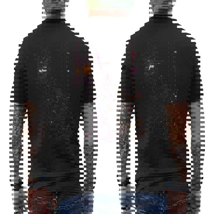 サイバネティックな強化を施したビクトリア朝のゴシック サイバーパンク猫 メンズTシャツ バックプリント