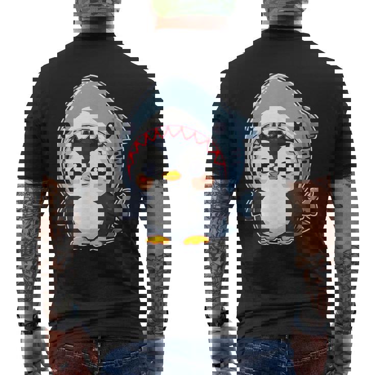 サメのコスチュームを着た面白いペンギン メンズTシャツ バックプリント