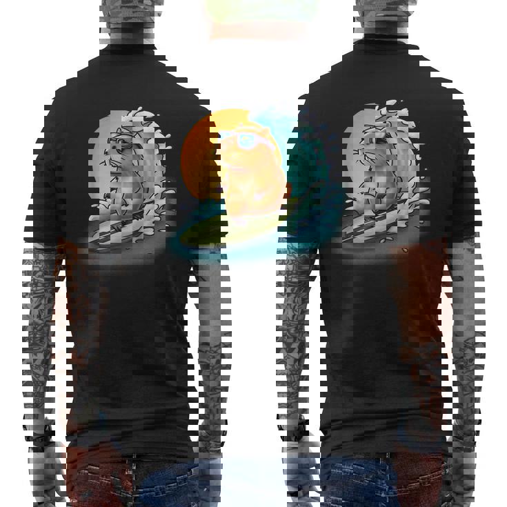 サングラスでサーフィンカピバラ メンズTシャツ バックプリント