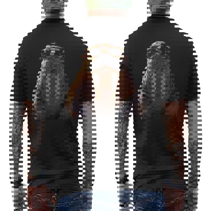 サングラスの牙を持つセイウチ アザラシ セイウチ メンズTシャツ バックプリント