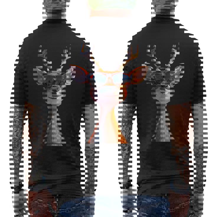 サングラスの角を持つ雄鹿狩猟鹿トナカイ赤鹿 メンズTシャツ バックプリント