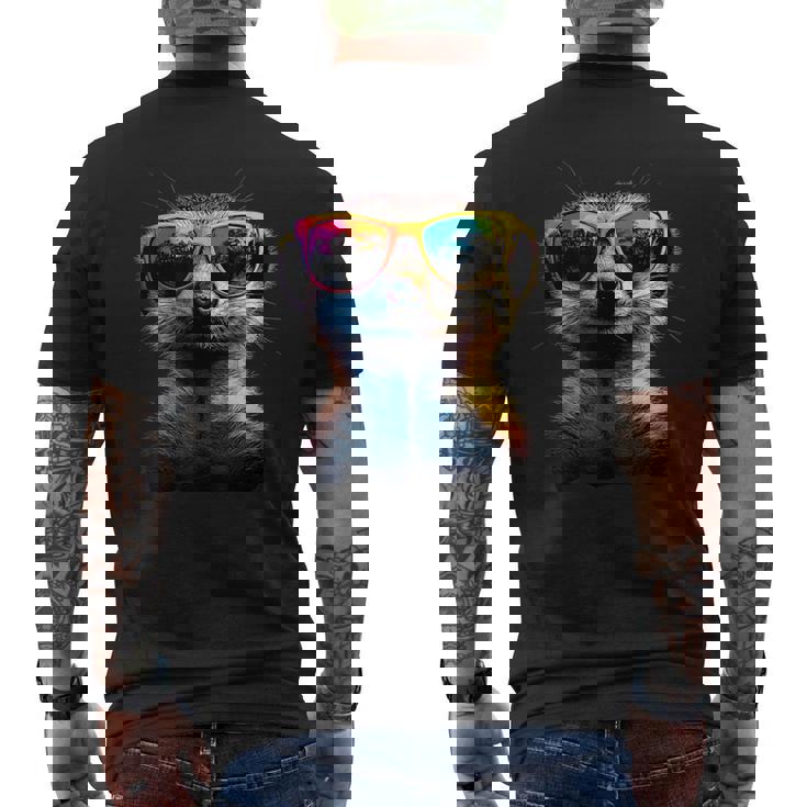 サングラスをかけたミーアキャット カラフルかわいいミーアキャット メンズTシャツ バックプリント