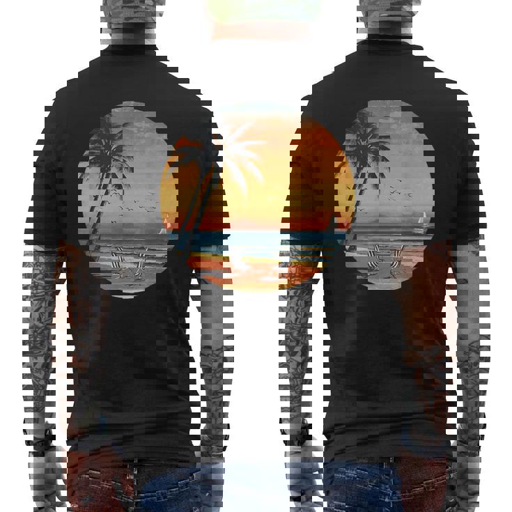 サンセット ビーチ ヤシの木 夏 バイブ レトロ トロピカル 夏 ビーチ メンズTシャツ バックプリント