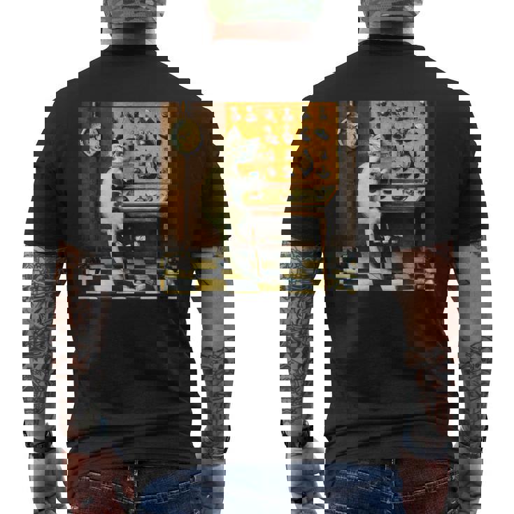 シュールレアリスト絵画 チェスをする猫とサルバドール・ダリ メンズTシャツ バックプリント