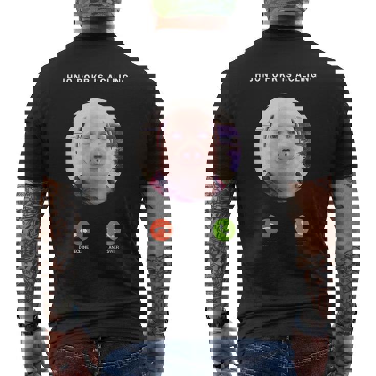 ジョン・ポークがファニー・アンサー・コール・フォンに電話をかけている メンズTシャツ バックプリント