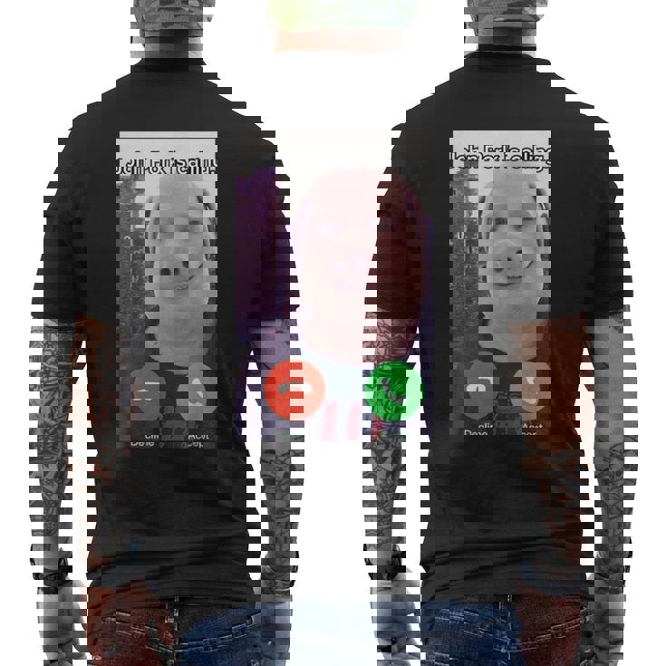 ジョン・ポークがファニー・アンサー・コール・フォンをかけている メンズTシャツ バックプリント