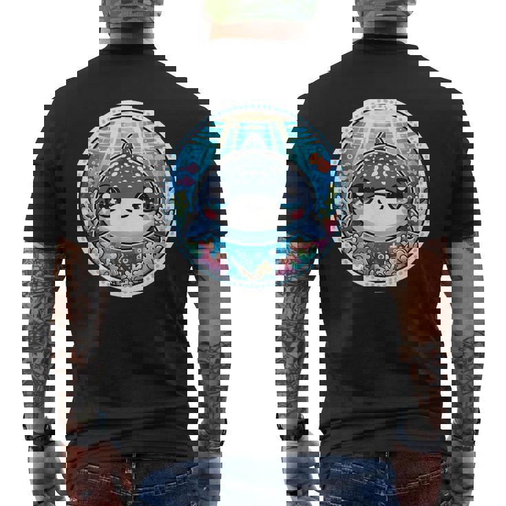 ジンベイザメ、ジンベエザメのアニメ、カワイイ・ジンベエザメ メンズTシャツ バックプリント