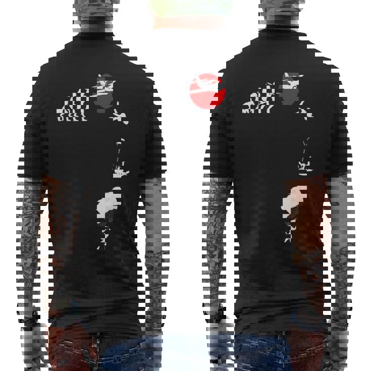 スカイダイビング、パラシュートアウトフィット、スカイダイビング、パラシュツリスト メンズTシャツ バックプリント