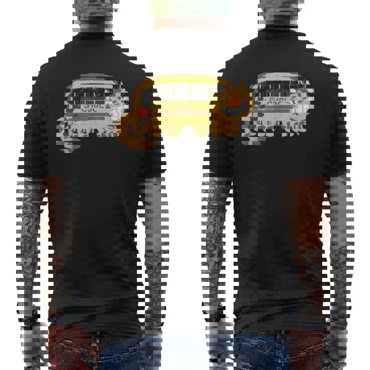 スクールキャットバスに向かうキャットバスの猫たち メンズTシャツ バックプリント