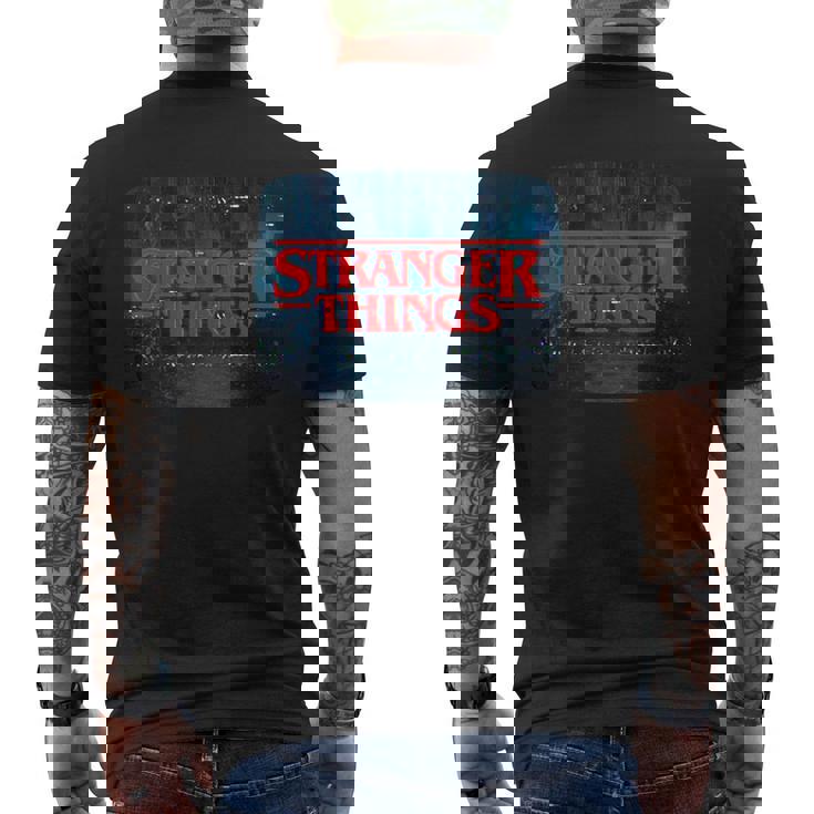 ストレンジャー・シングス ロゴ テレビ画面 ファン 記念品 メンズTシャツ バックプリント