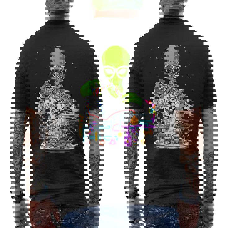 スペースエイリアンケミストリーティーチャーサイエンティストケミストサイエンススクール面白いエイリアン メンズTシャツ バックプリント