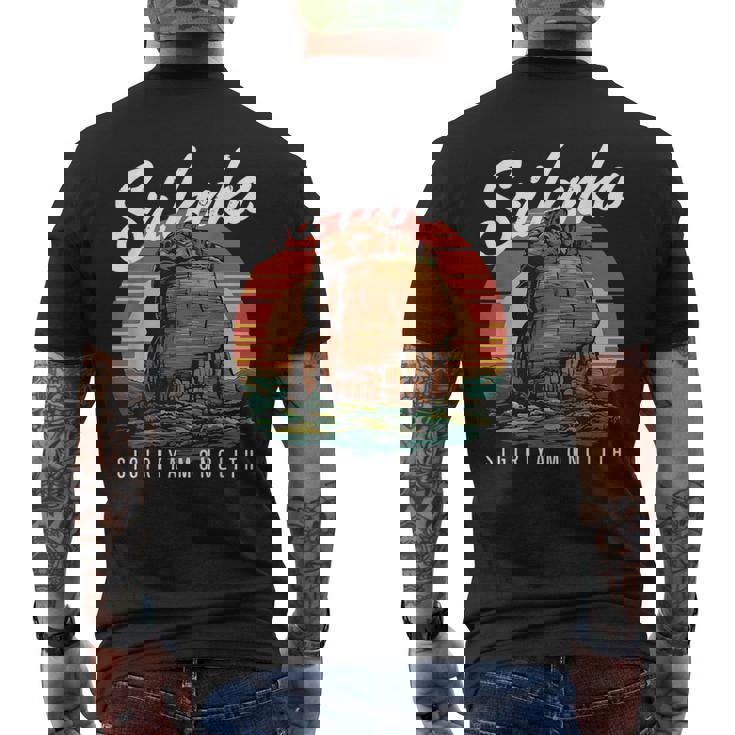 スリランカ モノリス シギリヤ 岩 要塞 城 旅行 メンズTシャツ バックプリント