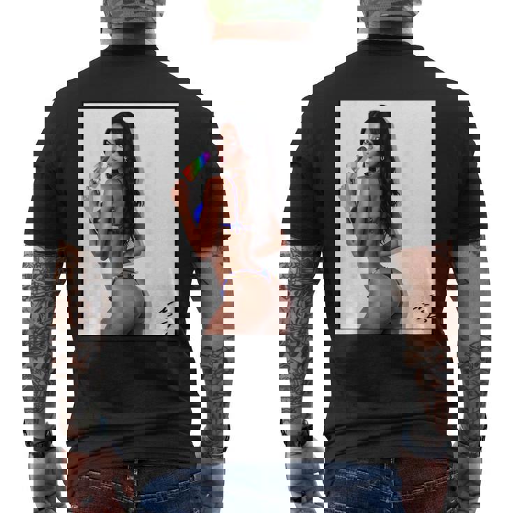 セクシーガールグラフィックtシャツ アイスポップのセクシーなラティーナブーティーガール。 メンズTシャツ バックプリント