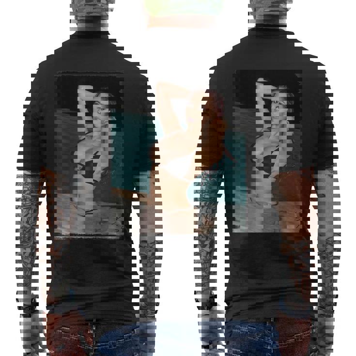 セクシーガールグラフィックtシャツ プールでセクシーなアジアのピンナップガール メンズTシャツ バックプリント