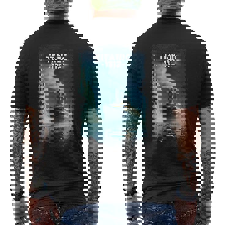 タイタニック号沈没船が1912年に氷山を襲った記念品 メンズTシャツ バックプリント