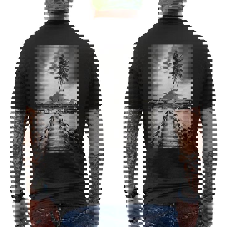 タヒチ州の熱帯小屋のモノクロ写真 メンズTシャツ バックプリント