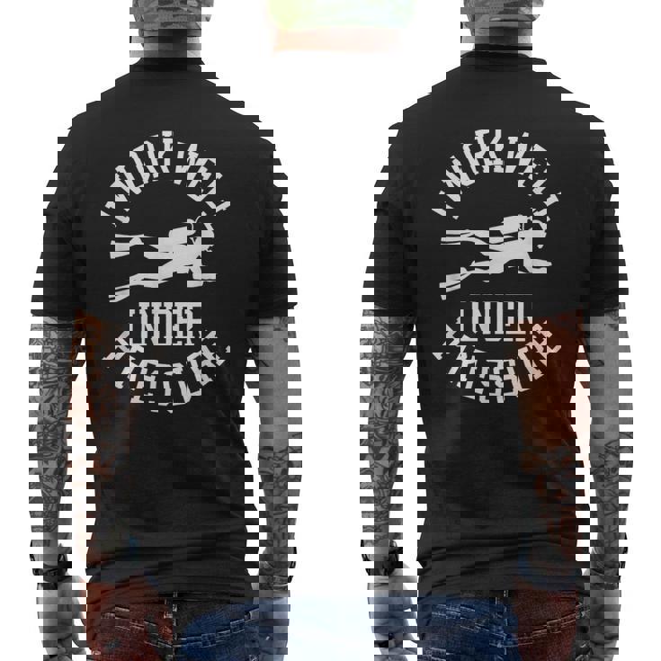 ダイビング I Work Well Under Pressure ダイビング・スポーツ ダイバーの言葉 メンズTシャツ バックプリント