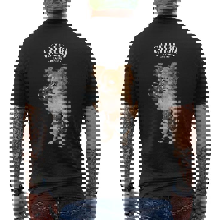 チワワ 犬の筋肉トレーニング ダンベル付き フィットネスジム メンズTシャツ バックプリント