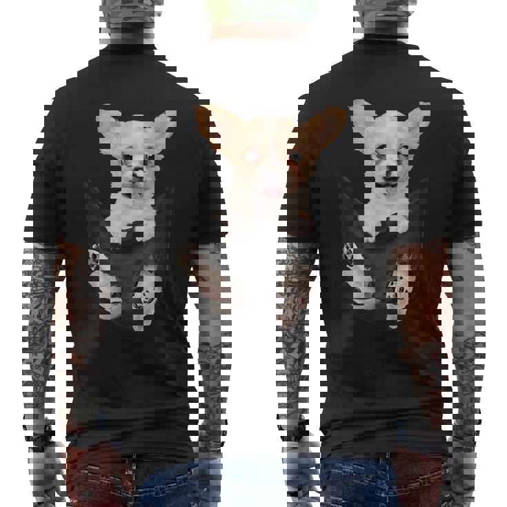 チワワ犬愛好家のためのポケットに入った面白いチワワ犬。 メンズTシャツ バックプリント